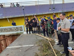 AHY Turun Cek Jembatan Amblas di Kemang Pratama Bekasi, Begini Responsnya