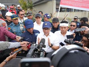 Zulhas Pimpin Penyegelan 4 Perusahaan yang Diduga Rusak Lingkungan di Bogor Zulhas Pimpin Penyegelan 4 Perusahaan yang Diduga Rusak Lingkungan di Bogor