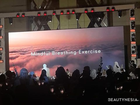 Mindful Breathing Exercise bersama Mindfulness Practitioner yakni Raden Prisya