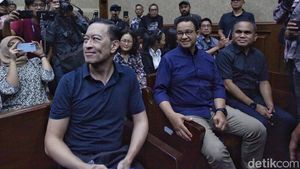 Momen Anies Baswedan Hadiri Sidang Perdana Tom Lembong