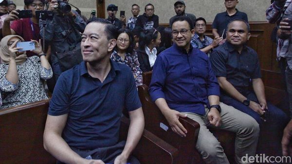 Momen Anies Baswedan Hadiri Sidang Perdana Tom Lembong