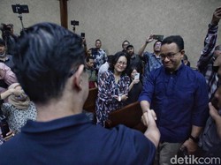 Video: Tom Lembong Tiba di PN Jakpus, Peluk Istri-Salami Anies