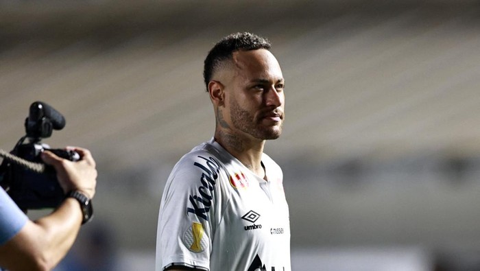 Neymar Soccer Football - Paulista Championship - Santos v Noroeste - Estadio Vila Belmiro, Santos, Brazil - February 19, 2025 Santos Neymar after the match REUTERS/Fernanda Luz NO RESALES. NO ARCHIVES.