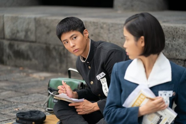 Park Bo Gum dan IU di Drama When Life Give You Tangerines / Foto : x.com/Netflixkr