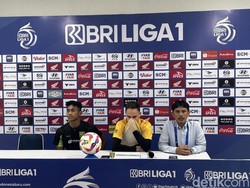 Paul Munster Tutup Hidung Saat Prescon PSM Vs Persebaya gegara Bau Lem