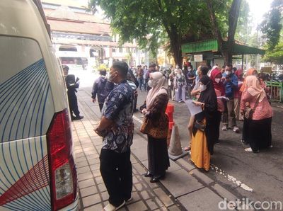Warga Sidoarjo Antre Tukar Uang Baru Lebaran 2025