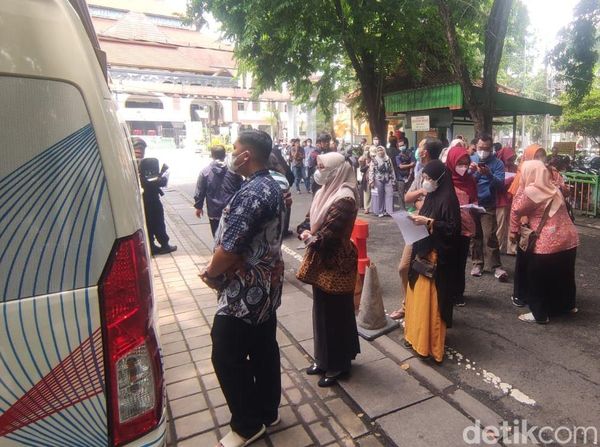 Warga Sidoarjo Antre Tukar Uang Baru Lebaran 2025