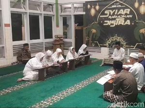 Khusyuknya Penyandang Tuna Netra di Malang Saat Tadarus Al-Quran Braille Khusyuknya Penyandang Tuna Netra di Malang Saat Tadarus Al-Quran Braille