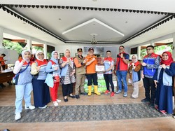 Tak Hanya Sembako, Pertamina Terjunkan Tim Medis ke Lokasi Banjir Bekasi