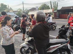 Cek Ketaatan Bayar Pajak, Petugas Periksa Surat-surat Pengendara di Tabanan