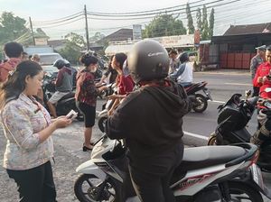Cek Ketaatan Bayar Pajak, Petugas Periksa Surat-surat Pengendara di Tabanan Cek Ketaatan Bayar Pajak, Petugas Periksa Surat-surat Pengendara di Tabanan