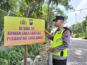 Polisi Bojonegoro Pasang Imbauan Perbanyak Sholawat di Raya Baureno-Babat Polisi Bojonegoro Pasang Imbauan Perbanyak Sholawat di Raya Baureno-Babat