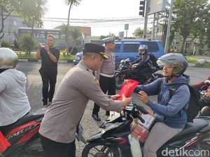 Polisi di Sidoarjo Bagi-bagi Takjil untuk Pengguna Jalan Polisi di Sidoarjo Bagi-bagi Takjil untuk Pengguna Jalan