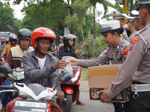 Polres Probolinggo Berbagi Takjil Sambil Edukasi Kamseltibcarlantas