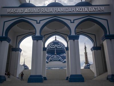 Megahnya Masjid Agung Raja Hamidah Batam