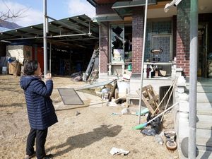 Potret Rumah Warga yang Rusak Akibat Jatuhnya Bom Jet Tempur Korsel