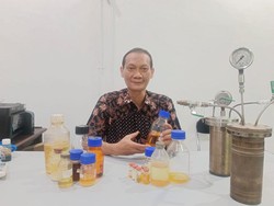 Profesor ITS Temukan Cara Murah Ubah Limbah Plastik Jadi BBM RON 98