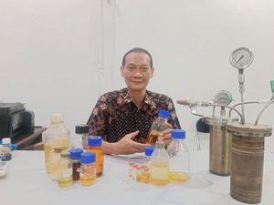 Profesor ITS Temukan Cara Murah Ubah Limbah Plastik Jadi BBM RON 98 Profesor ITS Temukan Cara Murah Ubah Limbah Plastik Jadi BBM RON 98