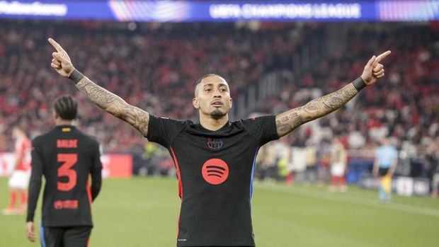  Raphinha of Barcelona celebrates after scoring a goal (0-1) during the UEFA Champions League 2024/25 UEFA Champions League 2024/25 Round of 16 first Leg match between SL Benfica and FC Barcelona at Estadio da Luz on March 5, 2025 in Lisbon, Portugal. (Photo by Valter Gouveia/Sports Press Photo/Getty Images)