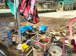 Warga Rawajati Keluhkan Sampah Sisa Banjir Belum Diangkut hingga Air Mati