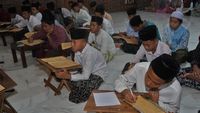 Santri Habiskan Waktu Puasa dengan Ngaji Kitab Kuning