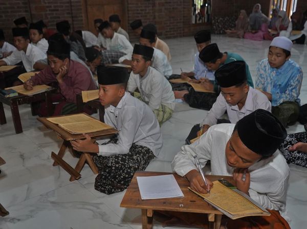 Santri Habiskan Waktu Puasa dengan Ngaji Kitab Kuning