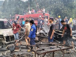 2 Rumah di Sinjai Terbakar gegara Ledakan di Bengkel, 1 Mobil-15 Motor Hangus