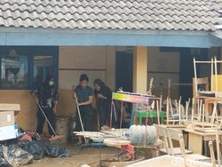 Banjir Surut, Guru dan Siswa Bersihkan Lumpur di SMAN 21 Bekasi