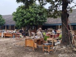 Video: Siswa-Guru SMAN 21 Bekasi Kerja Bakti Bersihkan Sekolah Akibat Banjir