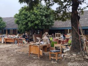 Video: Siswa-Guru SMAN 21 Bekasi Kerja Bakti Bersihkan Sekolah Akibat Banjir Video: Siswa-Guru SMAN 21 Bekasi Kerja Bakti Bersihkan Sekolah Akibat Banjir