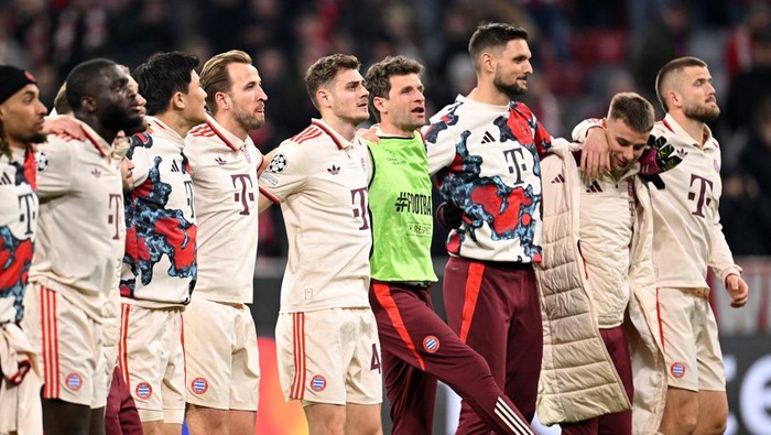 Soccer Football - Champions League - Round of 16 - First Leg - Bayern Munich v Bayer Leverkusen - Allianz Arena, Munich, Germany - March 5, 2025  Bayern Munichs Thomas Muller, Bayern Munichs Harry Kane and Bayern Munichs Josip Stanisic celebrate with teammates after the match REUTERS/Angelika Warmuth