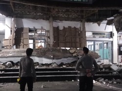 Teras Masjid di Sumenep Ambruk Jelang Salat Tarawih