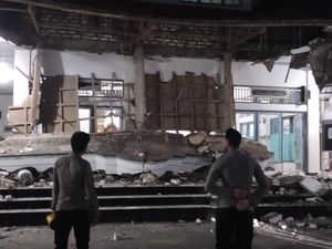 Teras Masjid di Sumenep Ambruk Jelang Salat Tarawih Teras Masjid di Sumenep Ambruk Jelang Salat Tarawih