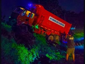 Truk Angkut Limbah Dilempar Batu Pemotor di Jombang, Sopir Luka Truk Angkut Limbah Dilempar Batu Pemotor di Jombang, Sopir Luka