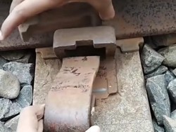 Video: Viral Besi Rel Kereta Api di Pelintasan Ketintang Surabaya Lepas