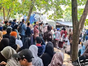 Tempat Penukaran Uang Baru di Purwakarta Diserbu Warga