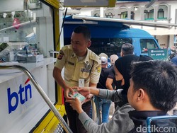 Cerita Ika yang Lagi Hamil Tua Ikut Antre Tukar Uang Baru untuk Lebaran