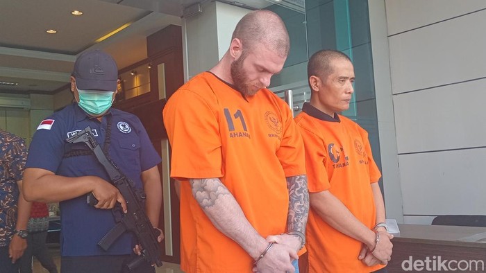 Warga Inggris berjulukan Thomas tertunduk lesu ketika dihadirkan dalam pertemuan pers pengungkapan urusan narkoba di kantor BNNPÂ Bali, Denpasar, Kamis (6/3/2025). (Foto: Aryo Mahendro/detikBali) Warga Inggris berjulukan Thomas tertunduk lesu ketika dihadirkan dalam pertemuan pers pengungkapan urusan narkoba di kantor BNNPÂ Bali, Denpasar, Kamis (6/3/2025). (Foto: Aryo Mahendro/detikBali)
