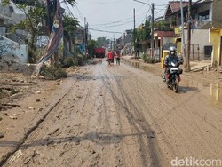 Video: Jalanan-Mobil Dipenuhi Lumpur Usai Banjir Besar di Pondok Gede Permai Bekasi