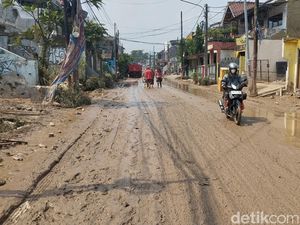 Video: Jalanan-Mobil Dipenuhi Lumpur Usai Banjir Besar di Pondok Gede Permai Bekasi Video: Jalanan-Mobil Dipenuhi Lumpur Usai Banjir Besar di Pondok Gede Permai Bekasi