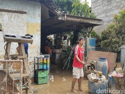 Banjir di PGP Bekasi Surut, Warga Mulai Bersihkan Lumpur Tebal