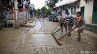 Warga Perumahan BJI Bersihkan Lumpur Sisa Banjir