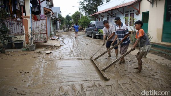 Warga Perumahan BJI Bersihkan Lumpur Sisa Banjir