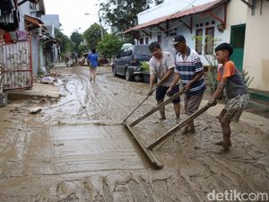 Warga Perumahan BJI Bersihkan Lumpur Sisa Banjir
