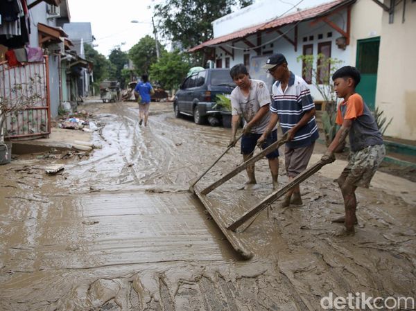 Warga Perumahan BJI Bersihkan Lumpur Sisa Banjir