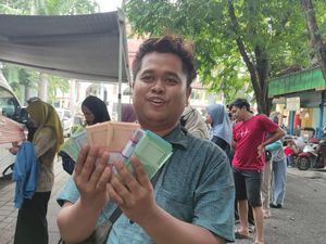 Warga Sidoarjo Mulai Tukar Uang Baru untuk Lebaran 2025