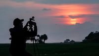 Memburu Matahari Terbenam di Padang Sabana Pandanwangi