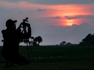 Memburu Matahari Terbenam di Padang Sabana Pandanwangi Memburu Matahari Terbenam di Padang Sabana Pandanwangi