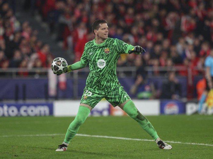 LISBON, PORTUGAL - MARCH 5: Wojciech Szczesny of FC Barcelona during the UEFA Champions League 2024/25 UEFA Champions League 2024/25 Round of 16 first Leg match between SL Benfica and FC Barcelona at Estadio da Luz on March 5, 2025 in Lisbon, Portugal. (Photo by Carlos Rodrigues/Getty Images)