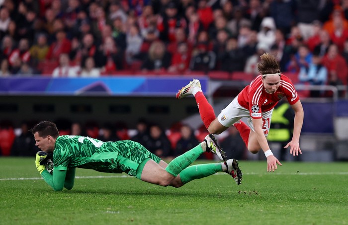 Wojciech Szczesny Soccer Football - Champions League - Round of 16 - First Leg - Benfica v FC Barcelona - Estadio da Luz, Lisbon, Portugal - March 5, 2025 FC Barcelona's Wojciech Szczesny in action with Benfica's Andreas Schjelderup REUTERS/Rodrigo Antunes